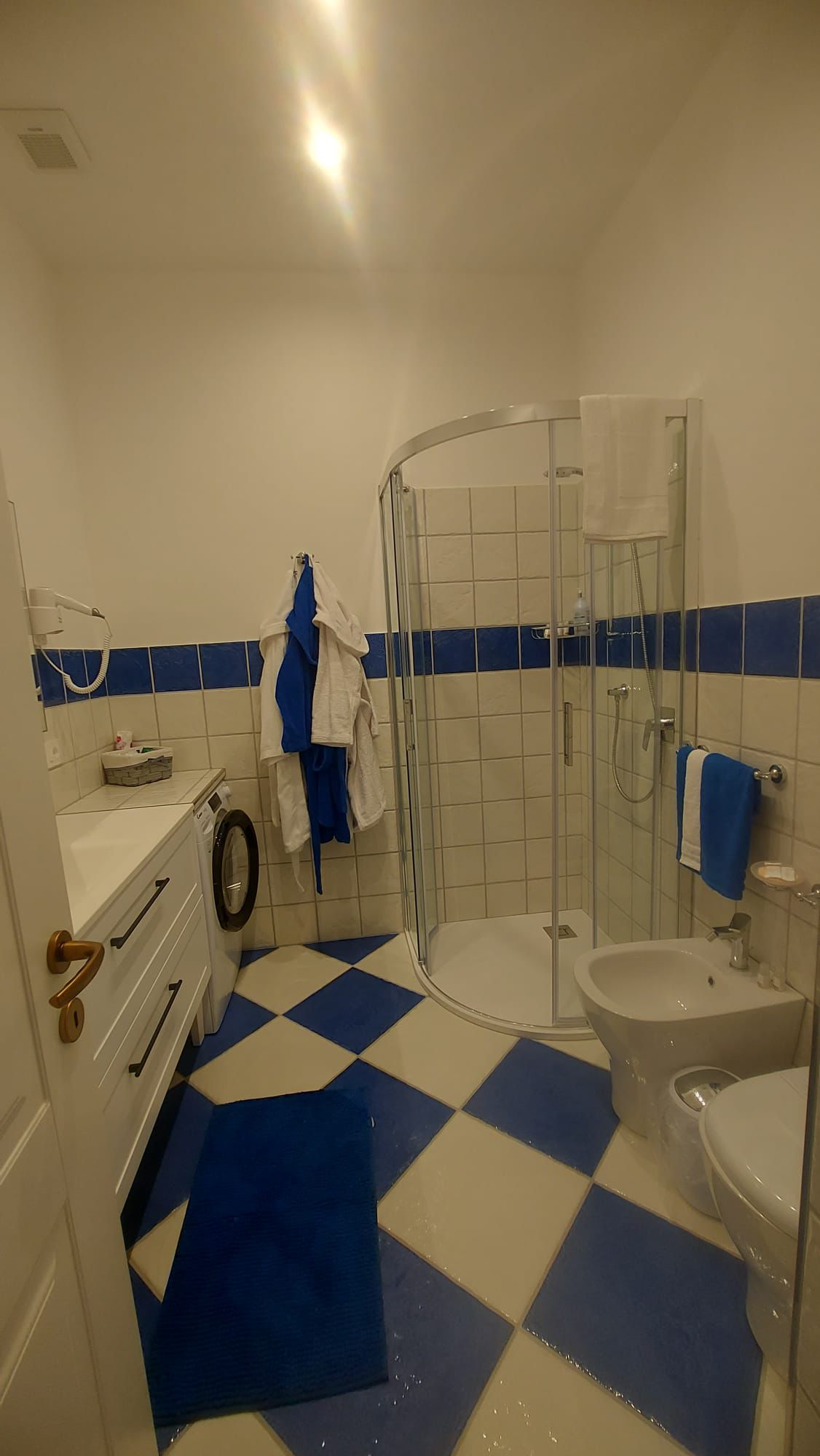 Servizio privato della Casa Romantica rivestito in ceramica di Vietri