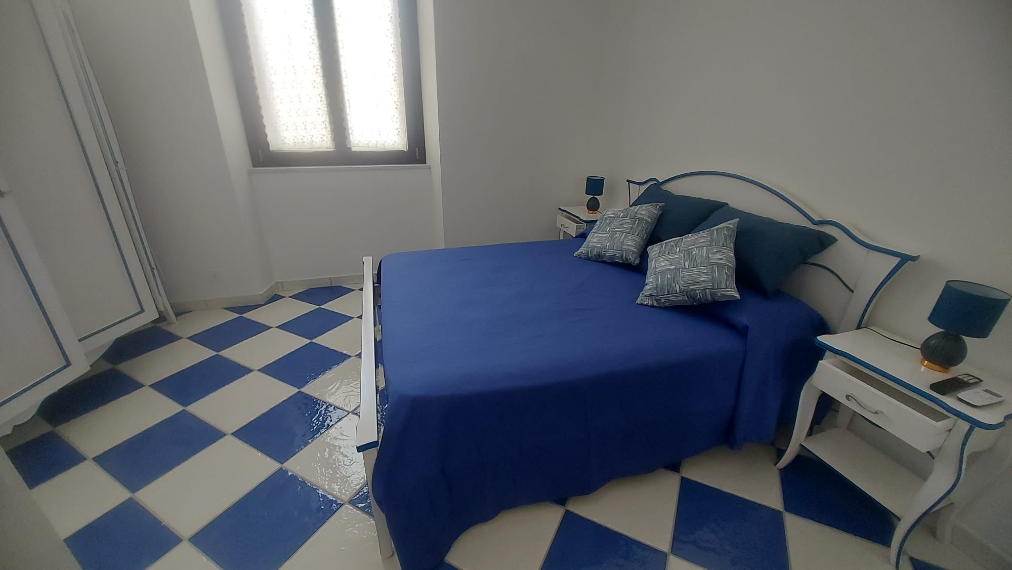 Casa vacanza Romantica - zona notte con pavimento Vietri bianco e blu
