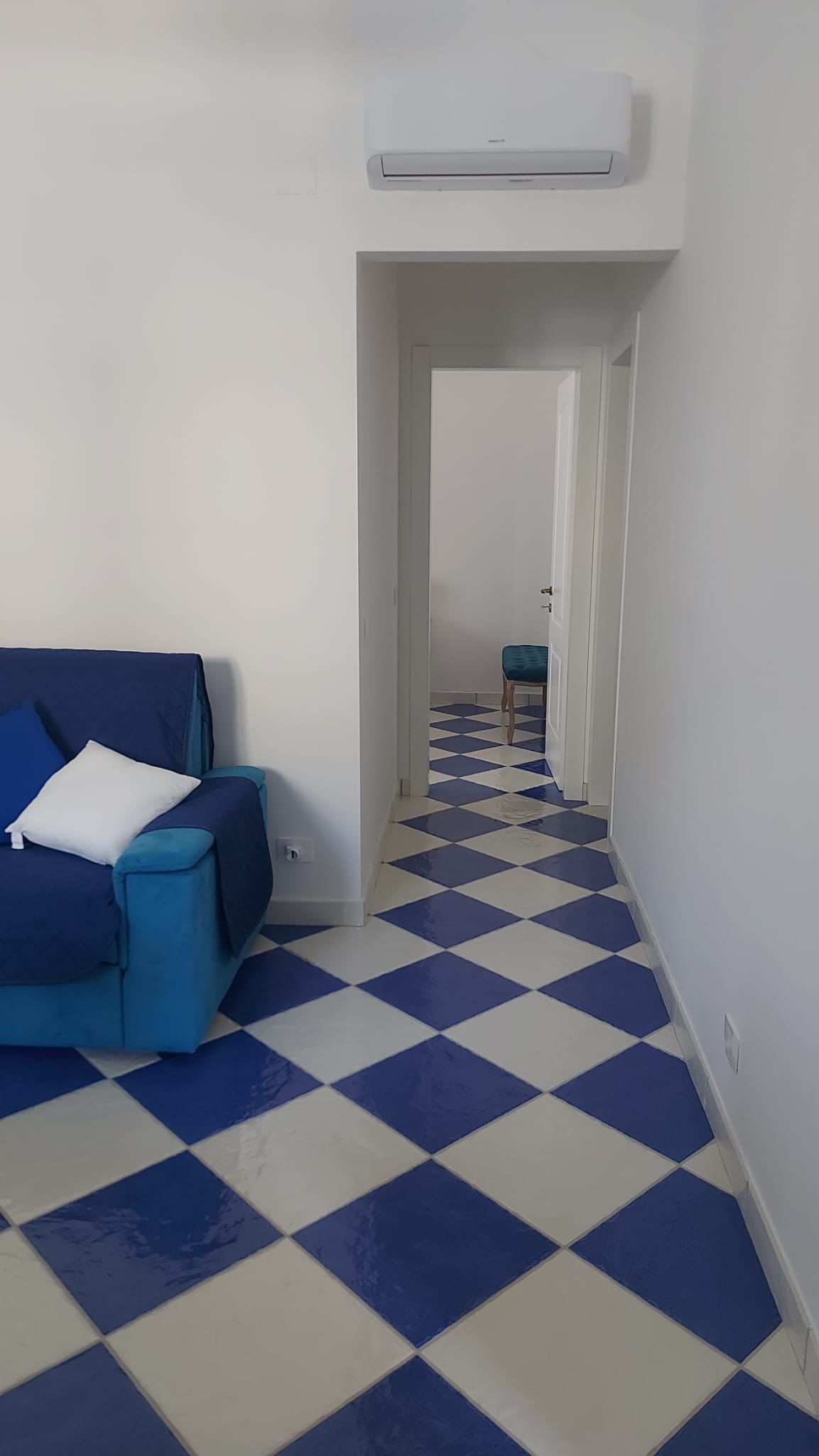 Divano letto matrimoniale del soggiorno della Casa Romantica