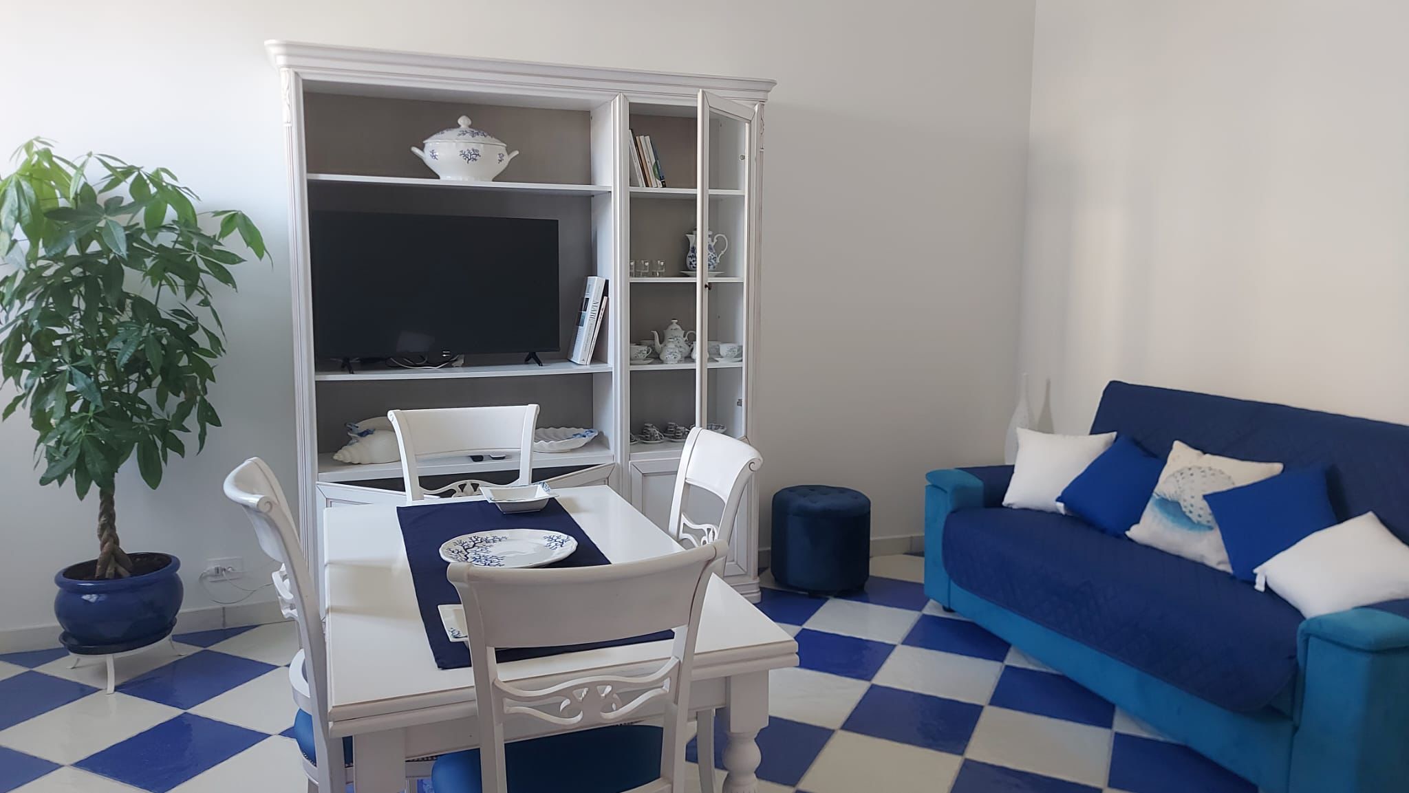Zona living Casa Romantica con divano letto e tavolo da pranzo