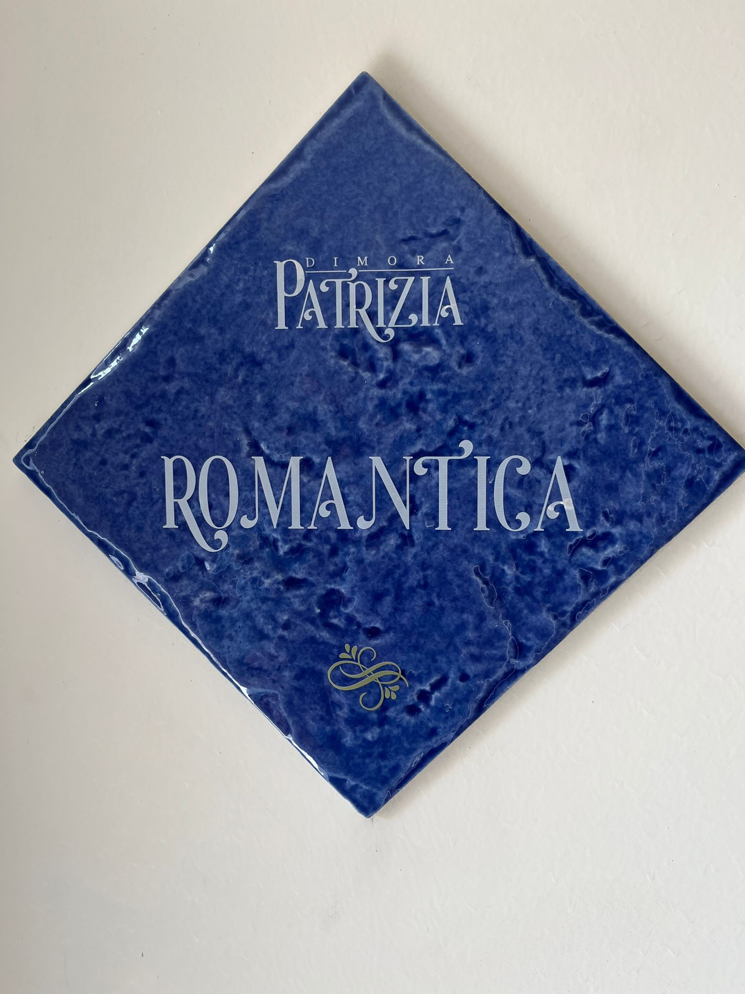 Targhetta in maiolica vietrese della Casa Romantica