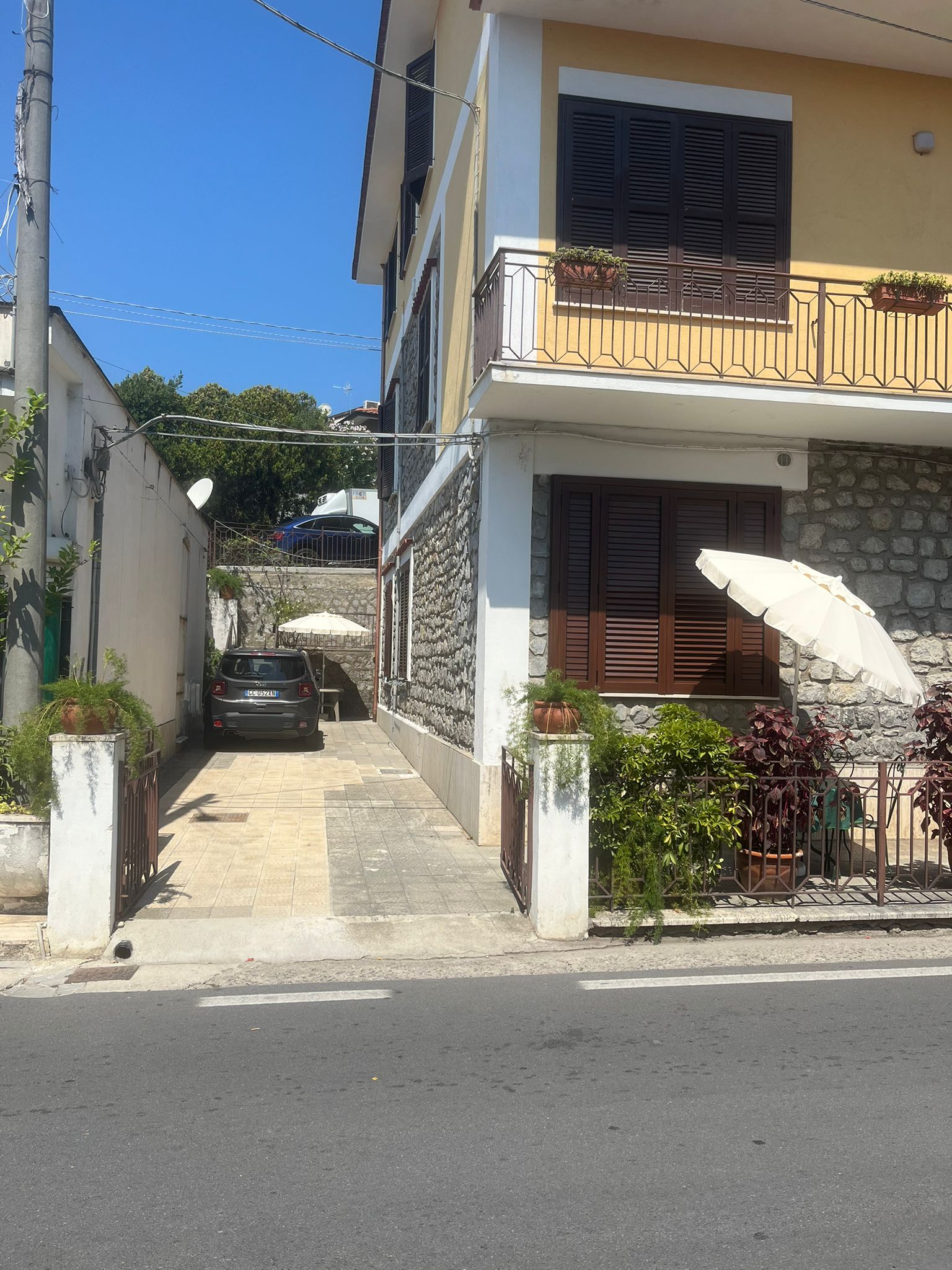 Prospetto della struttura a Scario con balcone fiorito