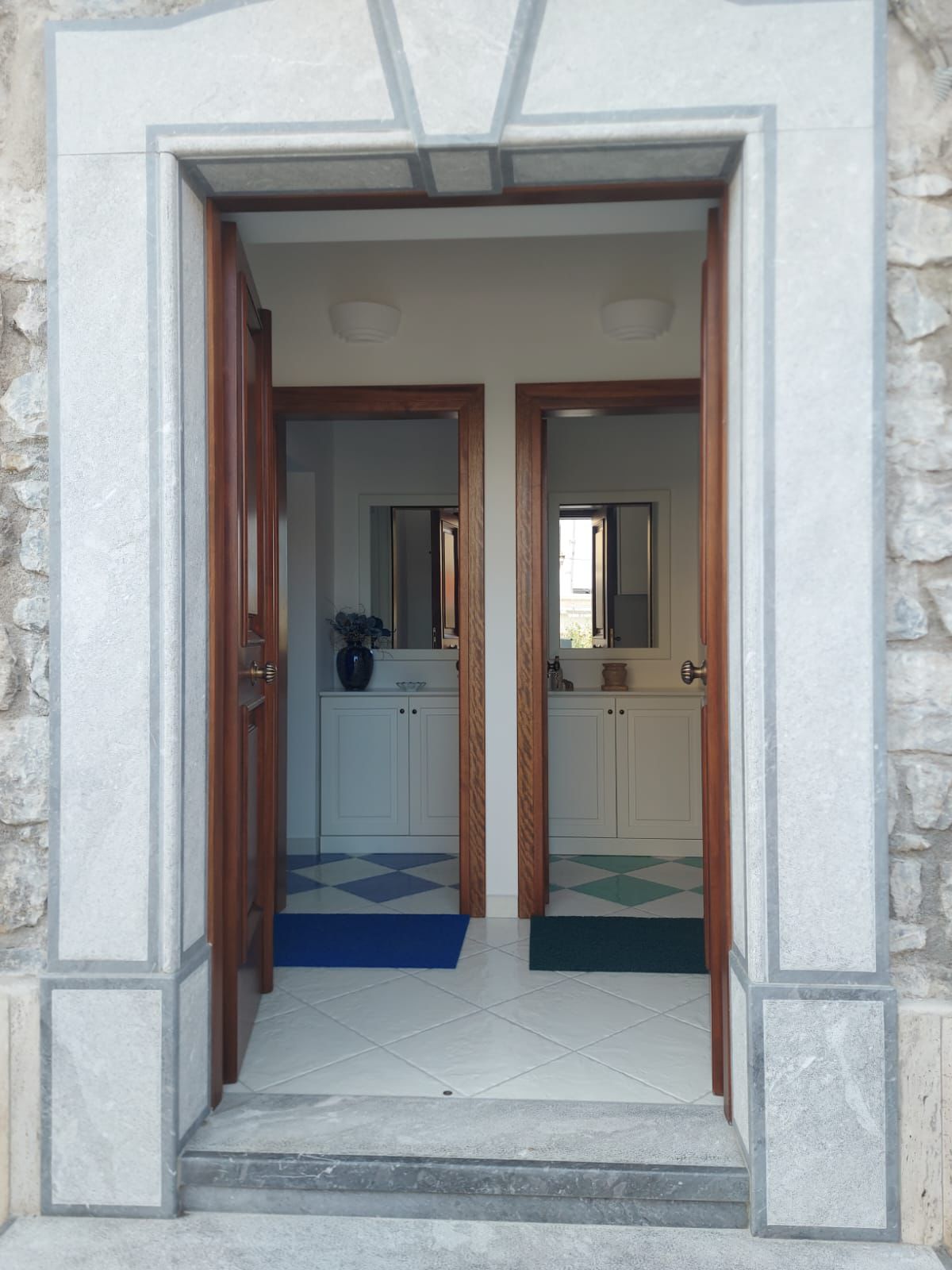 Portone d'ingresso con accesso alle due case vacanza