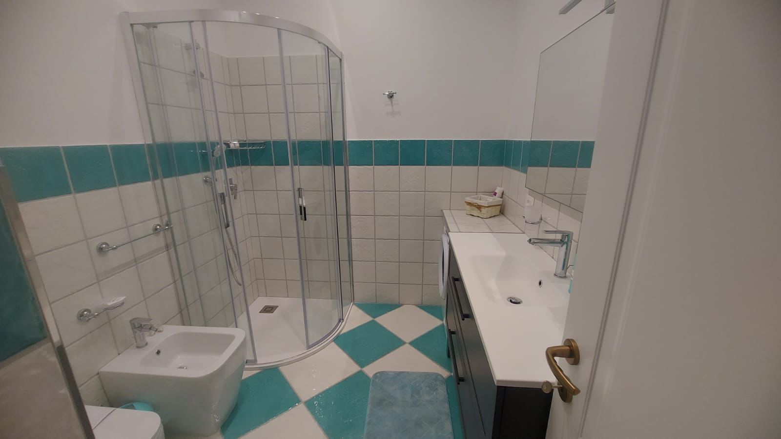 Bagno Casa Serena con maiolica vietrese nei toni del verde