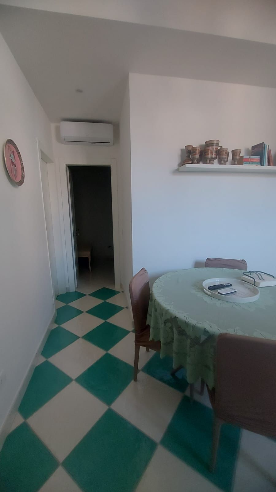 Zona pranzo Serena con pavimento in ceramica di Vietri