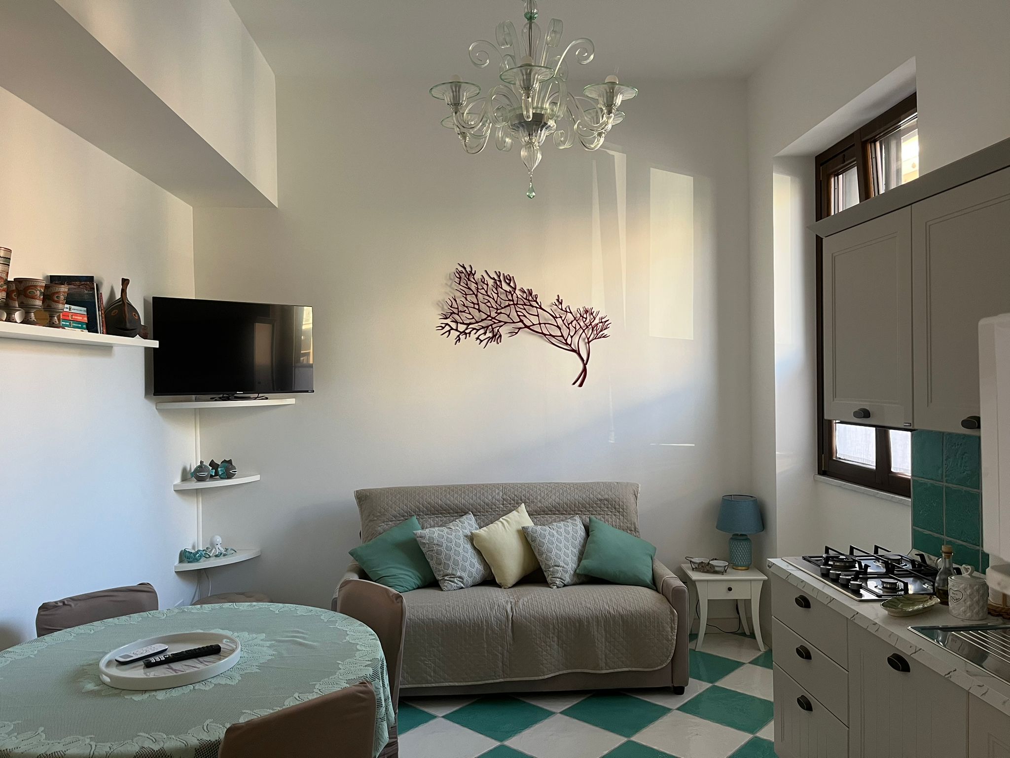 Living Casa Serena con grande lampadario in vetro di Murano