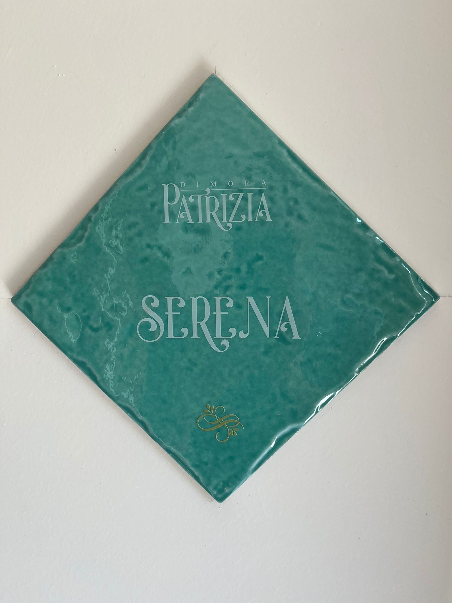 Targhetta identificativa in maiolica di Vietri della Casa Serena