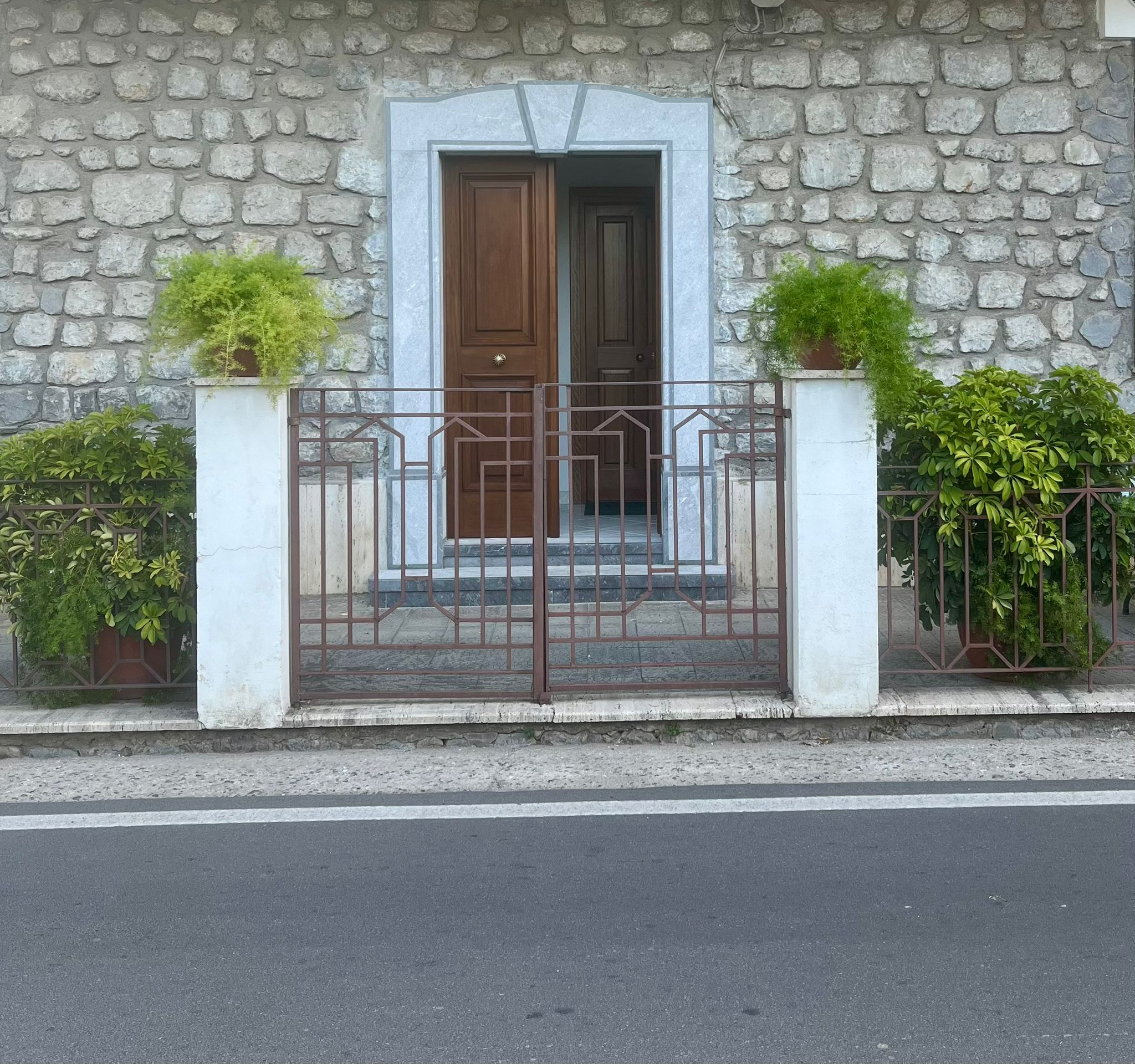 Facciata in pietra della dimora a Scario